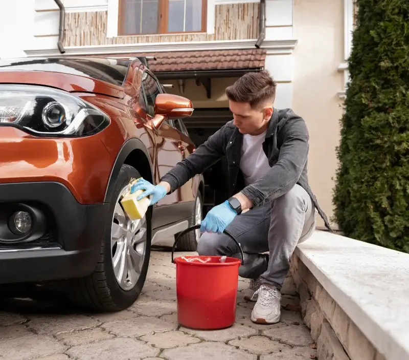 Lavage auto à domicile Saint-Gérand-de-Vaux : professionnel intervenant sur un véhicule